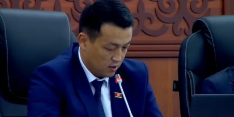 Депутат Марипов: «Ноокат районунда таза суу жок болуп, балдар ооруп жатат»