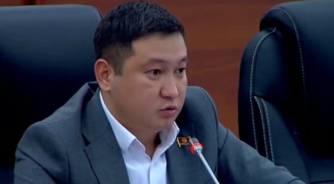 Депутат Баткендеги эки сейил бак таштанды таштоочу жайга айланганын айтты