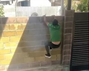 Бишкекте уурулукка кирүүгө аракет кылган шектүүнү үй ээси видеого тартып алган (видео)