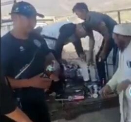 Кеминде жаштары дүкөндөрдөгү спирт ичимдиктерин сатып алып, жок кылышты