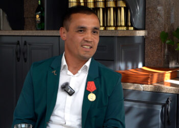 Мунарбекке секундант болгон өзбек машыктыруучу азыркы жана 8 жыл мурунку Кыргызстанды салыштырды