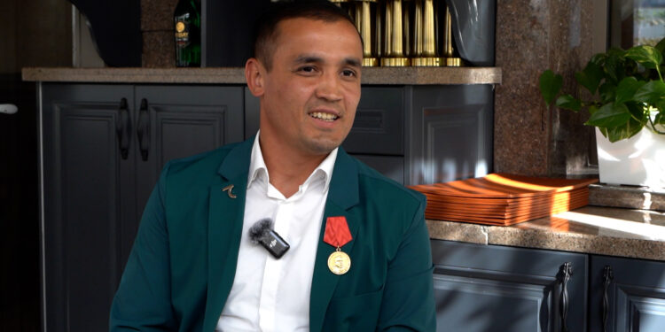 Мунарбекке секундант болгон өзбек машыктыруучу азыркы жана 8 жыл мурунку Кыргызстанды салыштырды