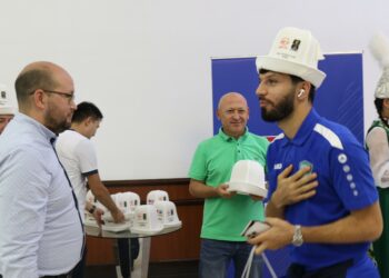 Футбол: Өзбек курамасы Кыргызстанга келди. Аларды калпак, белек менен тосуп алышты