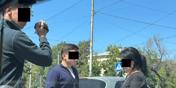 Жайыл районунун прокурорунун жардамчысы менен жактоочу кармалды