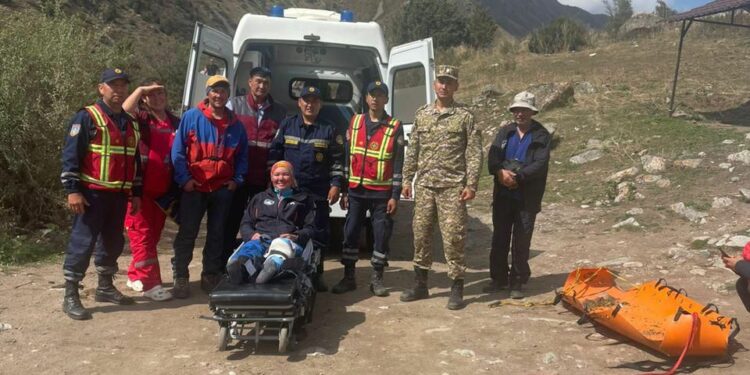 Ала-Арча капчыгайында 5 туристтин бири бутун сындырып алган. Аны түнү менен тоодон түшүрүштү