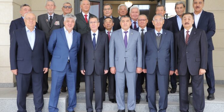 Ташиев улуттук коопсуздук органдарынын ардагерлерине күбөлүктөрдү тапшырды