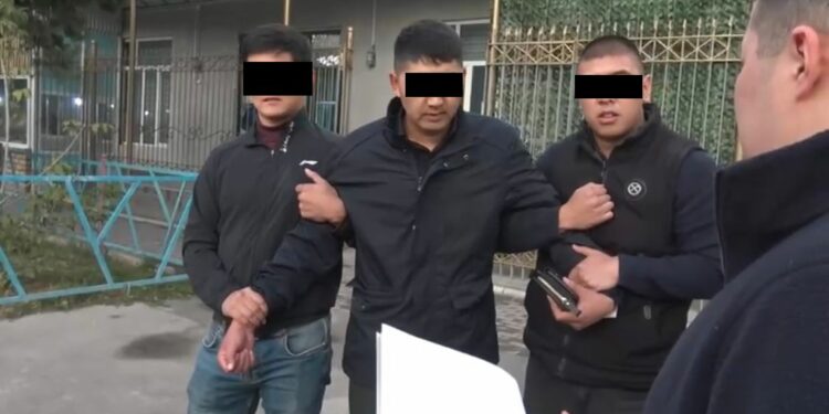 Талас шаардык милициянын тергөөчүсү кармалды (видео)