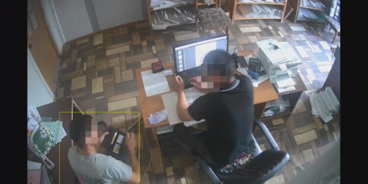 Жалал-Абадда жөлөк пул алчулардан пара талап кылган кызматкер кармалды