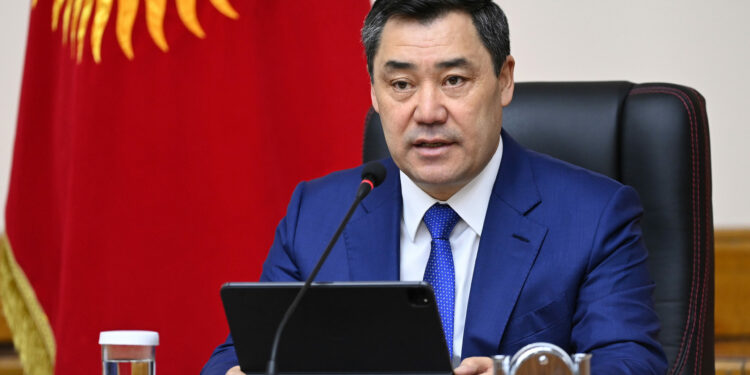 Садыр Жапаров 2026-жылга чейин мамлекеттик кызматкерлердин айлыгын көбөйтүүгө тыюу салды