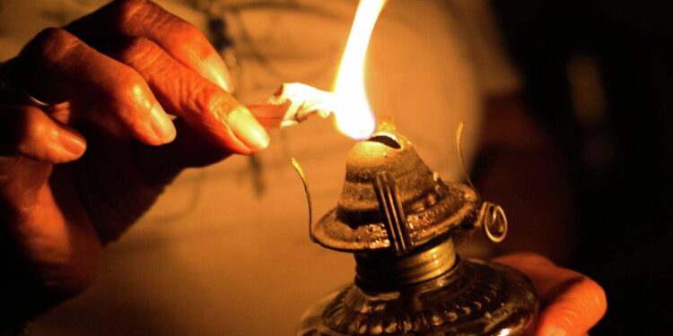 Депутат министрге: «Кышында электр энергиясын өчүрүүлөр болобу?»