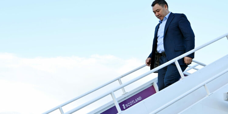 Садыр Жапаров Казань шаарына жөнөп кетти. Коштоп кеткендердин тизмеси