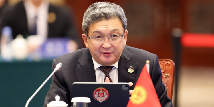 Замирбек Базарбеков  Жогорку Соттун төрагалыгынан кетти. Жогорку Кеңеш колдоду