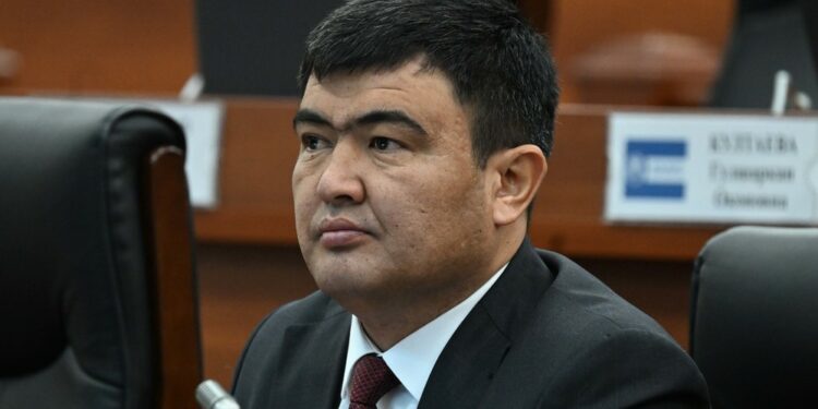 Депутат алдамчылар анын атынан акча сурап жатканын айтты