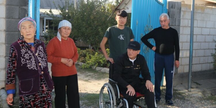 Ысык-Көлдө кызмат учурунда унаа сүзүп кеткен жол тескөөчүгө кесиптештери барышты (видео)