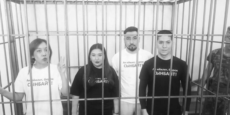 Камактагы журналисттерге сот өкүмү чыгып, Болот Темировдун жубайы 6 жылга эркинен ажыратылды