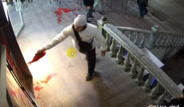 Бишкекте тамактануучу жайда «бойкот» деген плакаттарды көтөргөндөр кармалды