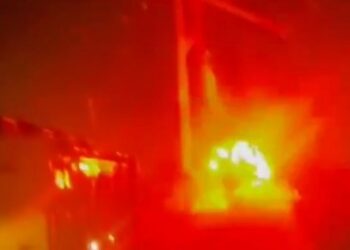 АКШда тик учак радио мунарага урунуп, төрт киши каза болду