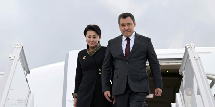 Президент Садыр Жапаров Айгүл Жапарова менен Римге барды (видео)