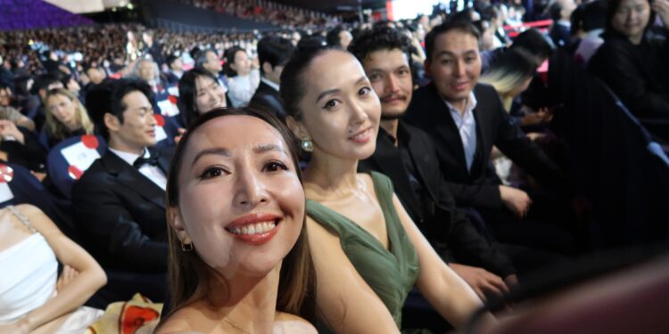 «Качкын» тасмасынын тартуу тобу Түштүк Кореяда кызыл килемден өтүштү