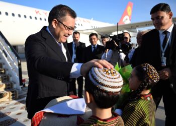 Садыр Жапаровду Ашхабадда кандай тосуп алышты? Фото, видео