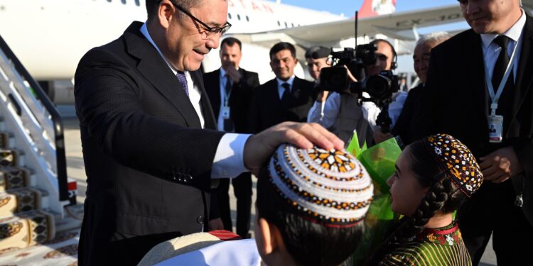 Садыр Жапаровду Ашхабадда кандай тосуп алышты? Фото, видео