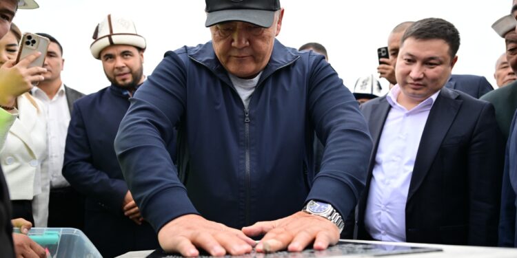 Баткен шаарында ипотекалык үйлөрдүн курулушуна мезгил кутусу салынды