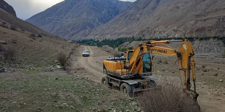 Зардалыга бара турган жалгыз унаа жолдун тар жерлери тазаланып, кеңейтилип жатат