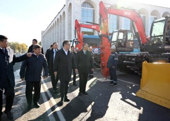 Садыр Жапаров 1 миллиард сомго сатып алынган 112 атайын техниканы тапшырды