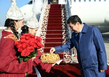 Казакстан парламентинин Мажилисинин төрагасы Кыргызстанга келди