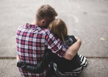 Жаңы Зеландиянын аэропорту үч мүнөттөн ашык кучакташууга тыюу салды