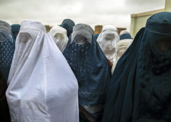 Ооганстанда аялдардын бири-бири менен сүйлөшүүсүнө тыюу салынды