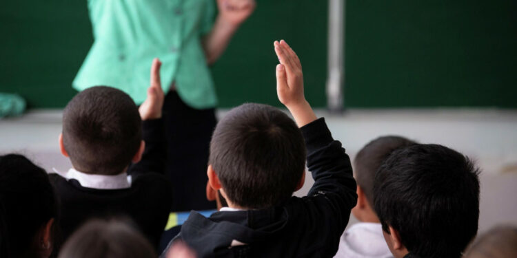 Депутат: «Орусиядан келген мигранттардын балдары Бишкектеги мектептерге кабыл алынбай жатат»