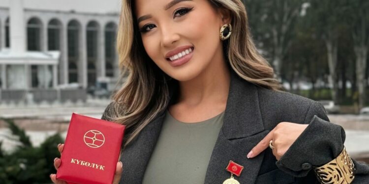 «Эл артисти наамын алгым келет». Ырчы Айдана Дека «Маданияттын мыкты кызматкери» төш белгисин алды