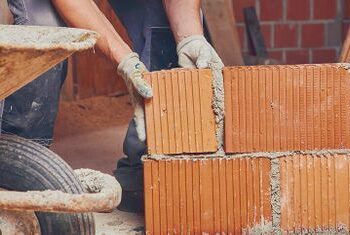 Ошто 16 жаштагы студент салынып жаткан үйдөн кулап, көз жумду