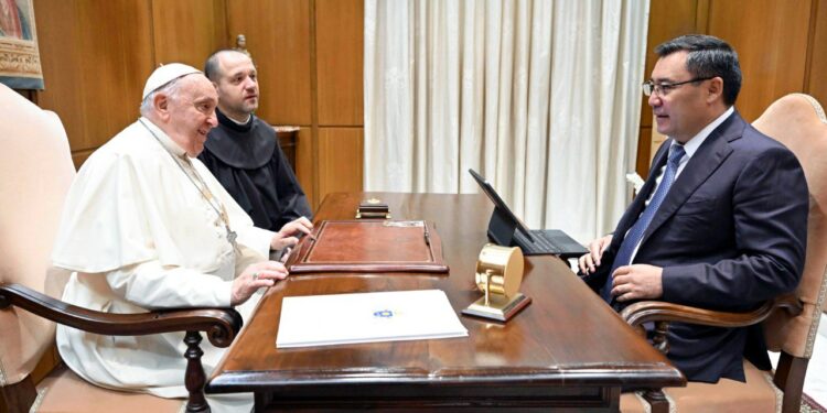Ватиканда президент Садыр Жапаровдун Рим Папасы Франциск менен жолугушуусу болду