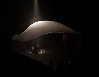 «Кемчилик таппайсың дешти». «Туңгуч» театры Астанада «Жесир» спектаклин тартуулады