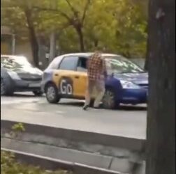 Бишкекте айдоочу таксинин терезесин күрөк менен талкалап салды (видео)