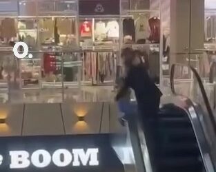 Казакстандагы соода борбордо баланы сактап калган видео тарады