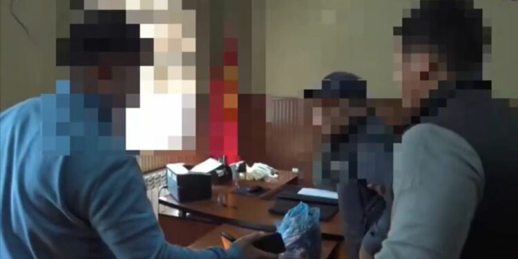 Ошто УКМК кызматкерине «сюрпризи» бар баштык берген айыл өкмөт башчысы кармалды (видео)