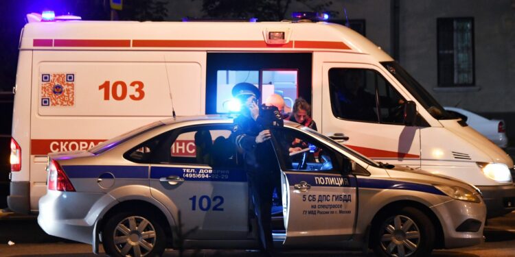 Чүйдө жол тескөөчүлөр ооруп жаткан аялга жардам беришти