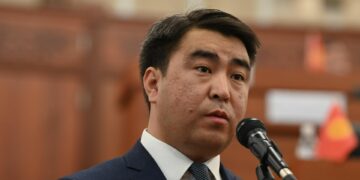 Депутат Акаев Абхазия жана Армениядан келген унаалар боюнча: «Аткаруу бийлиги чечкиндүү кадамдарга барышы керек»