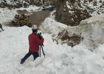 Төө-Ашууда кар көчкү түшүп, жол убактылуу жабылды