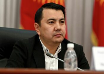 Депутат Маматалиев жол тыгынды чечүү үчүн шакекче жол куруу керектигин айтты. Жапаров аны колдоду