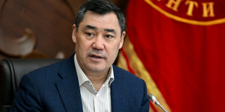 Садыр Жапаров Акылбек Жапаров жана башка жетекчилерге сөгүш жарыялады