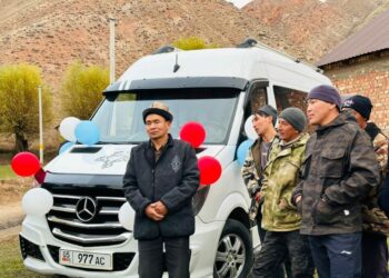 Нарында окуучуларды ташыганга эки кичи автобус алып беришти