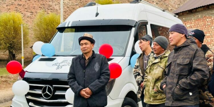 Нарында окуучуларды ташыганга эки кичи автобус алып беришти