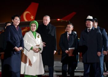 Түркиянын президенти Кыргызстанга келди. Кандай тосуп алышты? (видео)