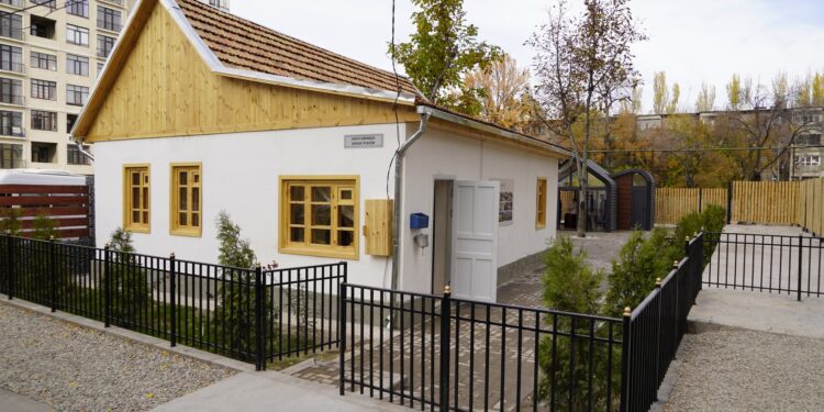 Бишкекте Алыкул Осмоновдун үй музейи оңдоп-түзөөдөн кийин ачылды