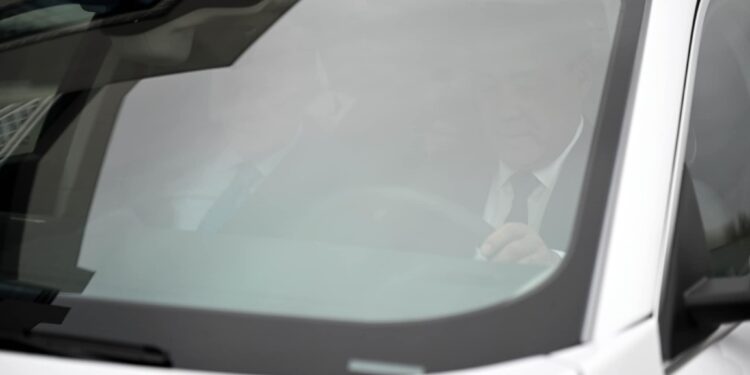 Жапаров Эрдоган белек кылган унааны айдап көрдү (видео)