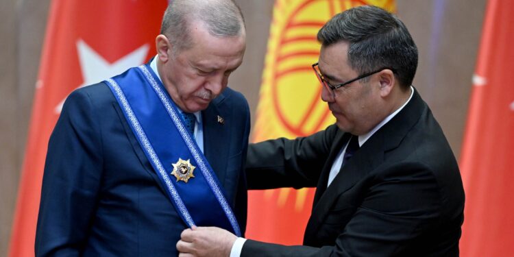 Садыр Жапаров Режеп Тайып Эрдоганга биринчи даражадагы “Манас” орденин тапшырды